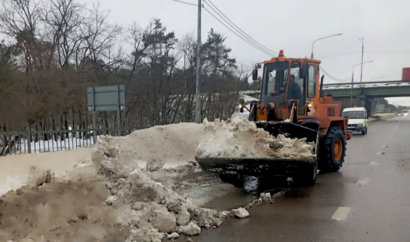 Снег вывозят с улиц Воронежа.