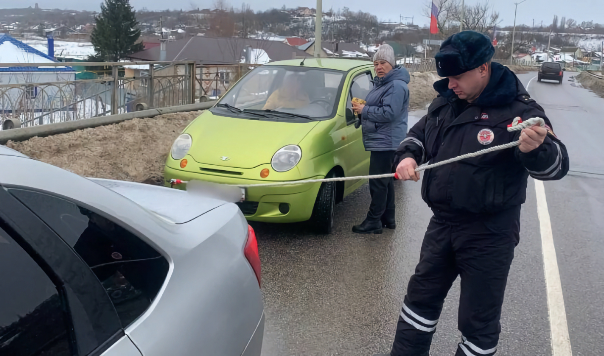 Под Воронежем ГАИшники помогли автоледи, «Матиз» которой сломался на дороге