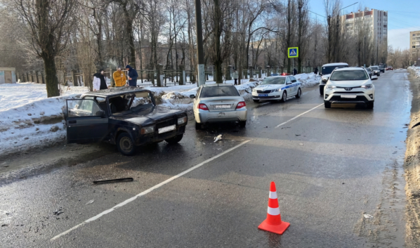 В аварии пострадали четыре человека.