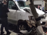 Пьяный водитель протаранил столб.