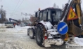 Госавтоинспекторы помогают убирать город от снега.