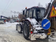 Госавтоинспекторы помогают убирать город от снега.