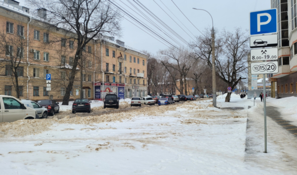 Вот так выглядит парковка на улице 9 Января.