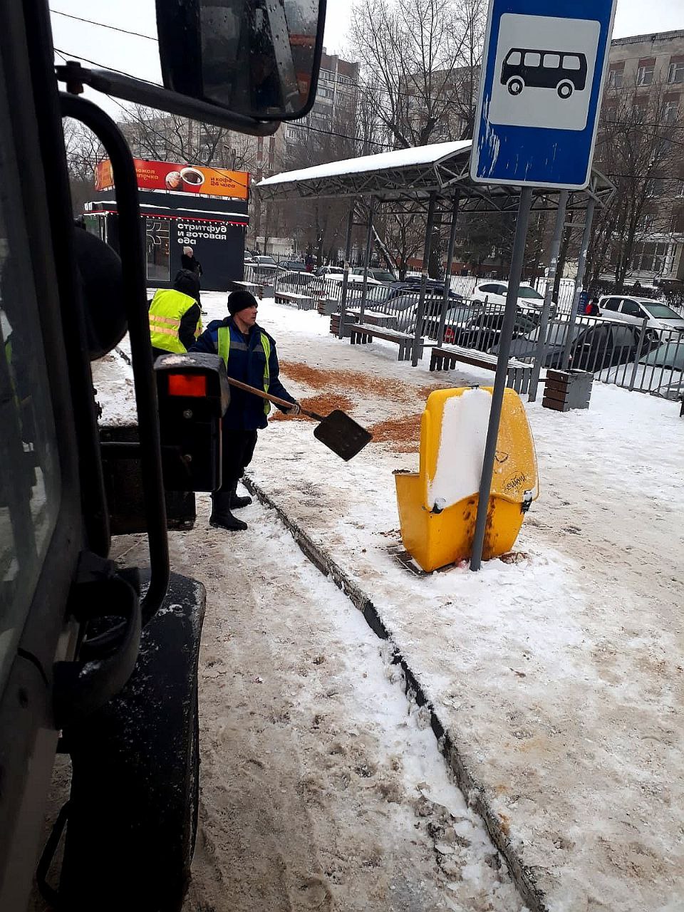 На дороги Воронежа за ночь высыпали более 5,5 тысячи тонн песка и соли