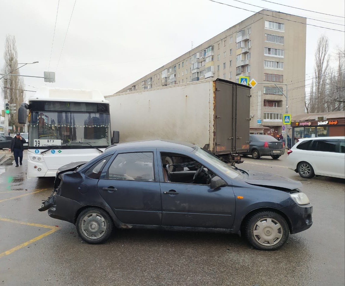 В Воронеже столкнулись грузовик, две легковушки и автобус — пострадал 1  человек