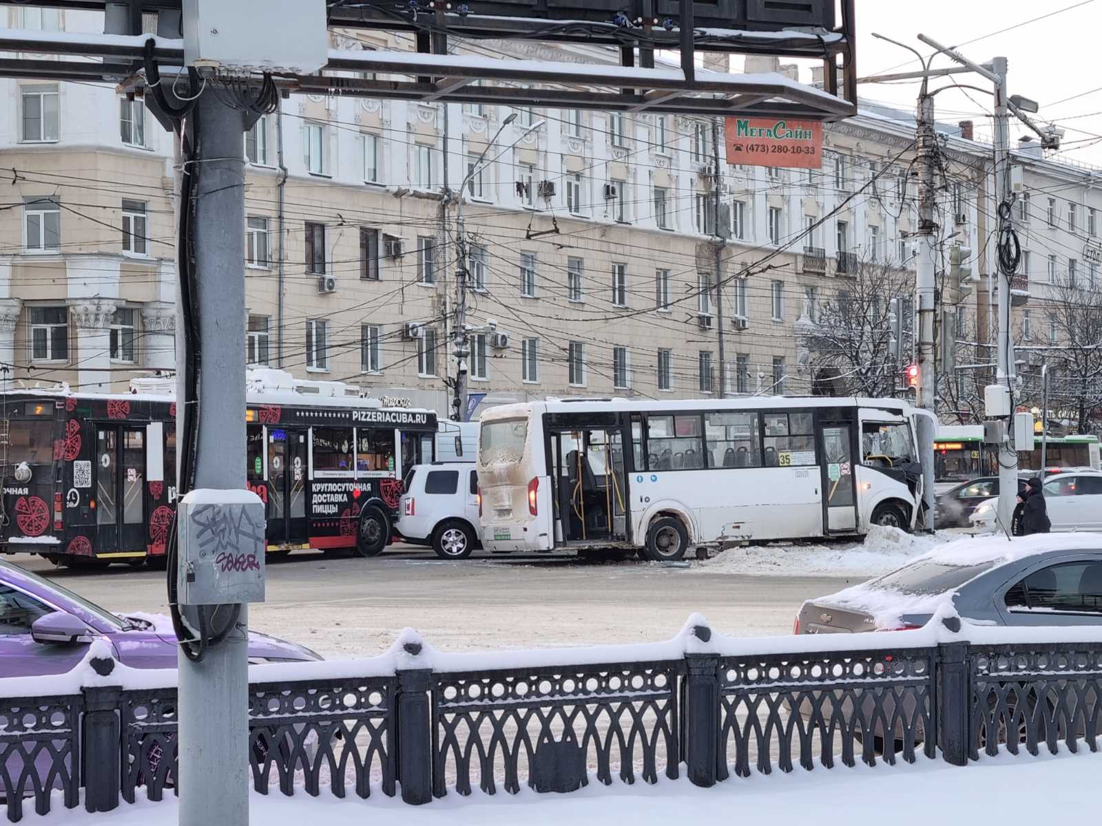 В Воронеже на перекрестке у «ГЧ» рейсовый автобус врезался в столб