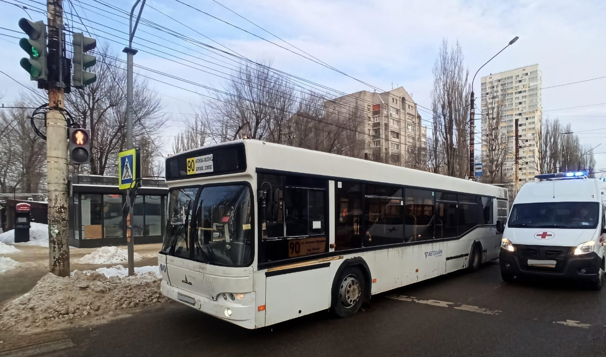 В Воронеже 90-й автобус на остановке переехал упавшего пассажира