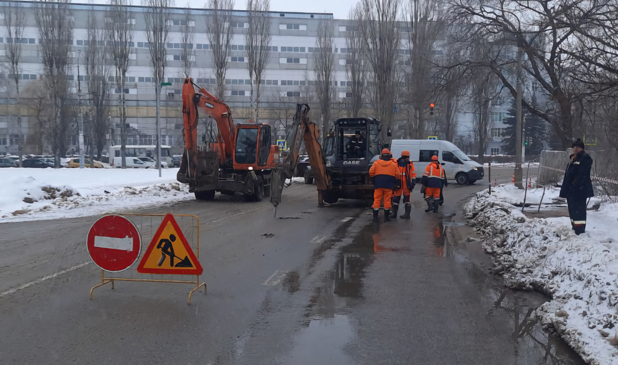 В Воронеже начали копать котлован для устранения повреждения трубопровода