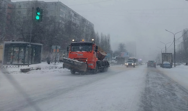 Коммунальная техника на улицах Воронежа.