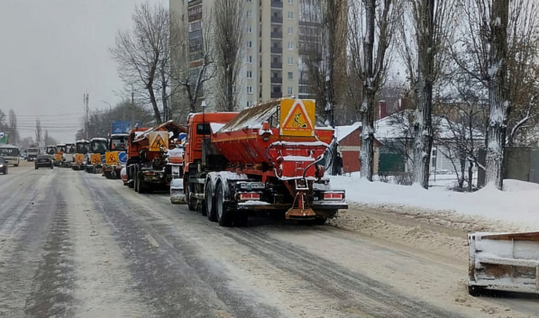 Коммунальная техника на улицах Воронежа.