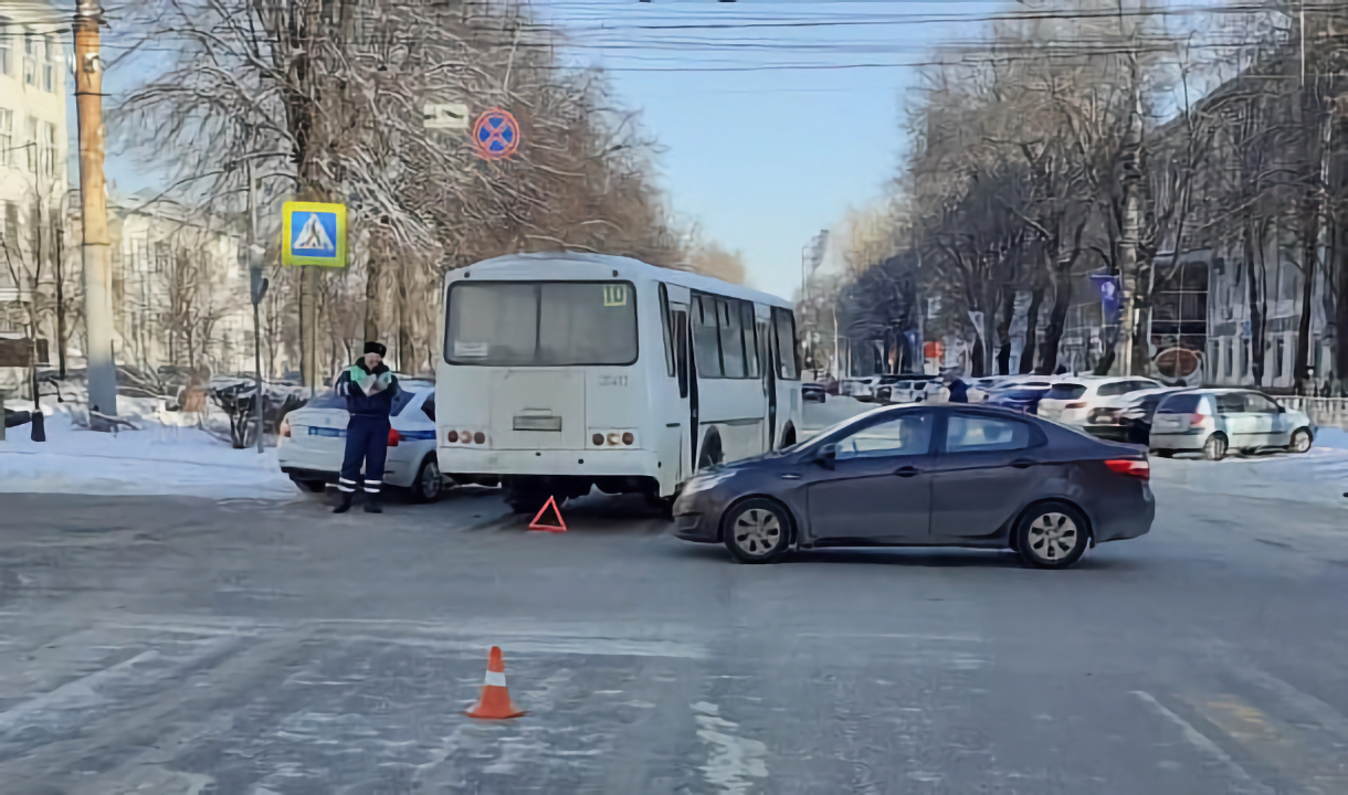 В центре Воронежа маршрутный ПАЗ насмерть задавил пешехода на переходе