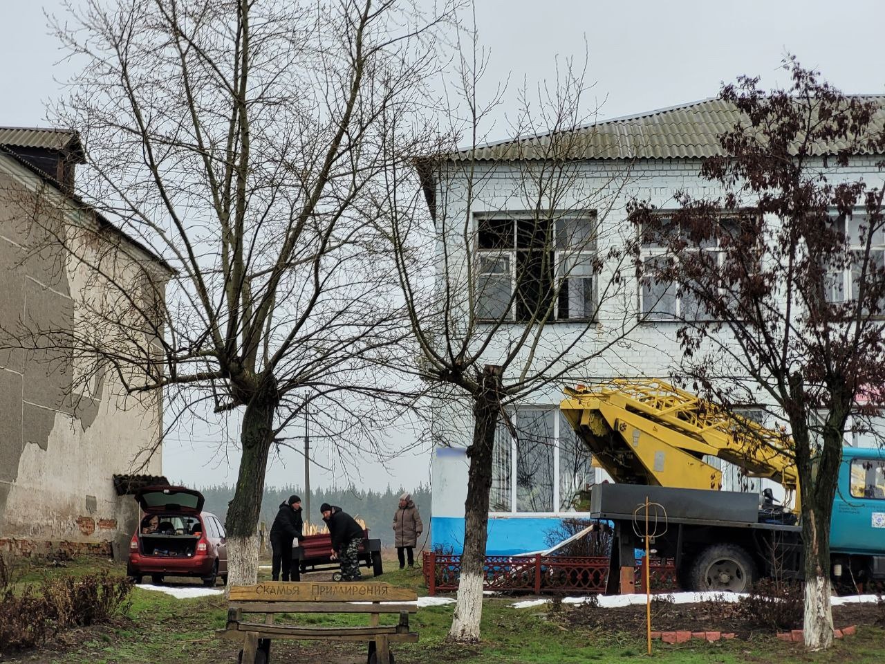 Работы в пострадавшей от падения боеприпаса Петропавловке.