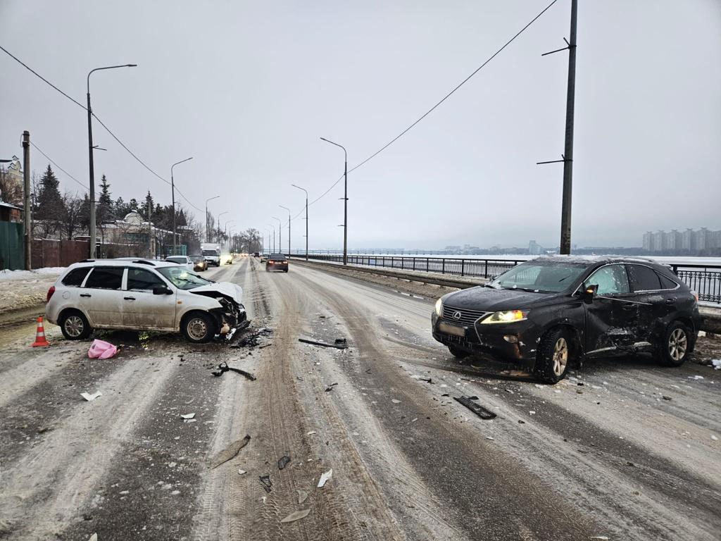 В Воронеже столкнулись Lexus и «Лада Калина»: пострадали девушки 14 и 20 лет