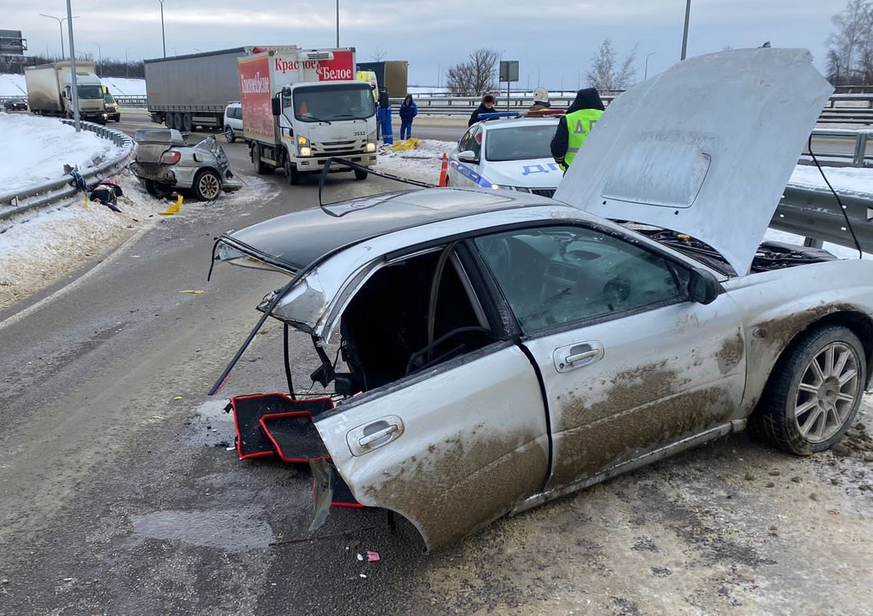 Под Воронежем Subaru разорвало на две части: 23-летний пассажир в больнице