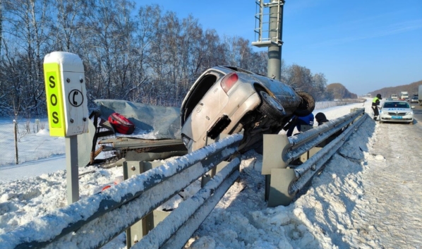 Иномарка въехала в ограждение.