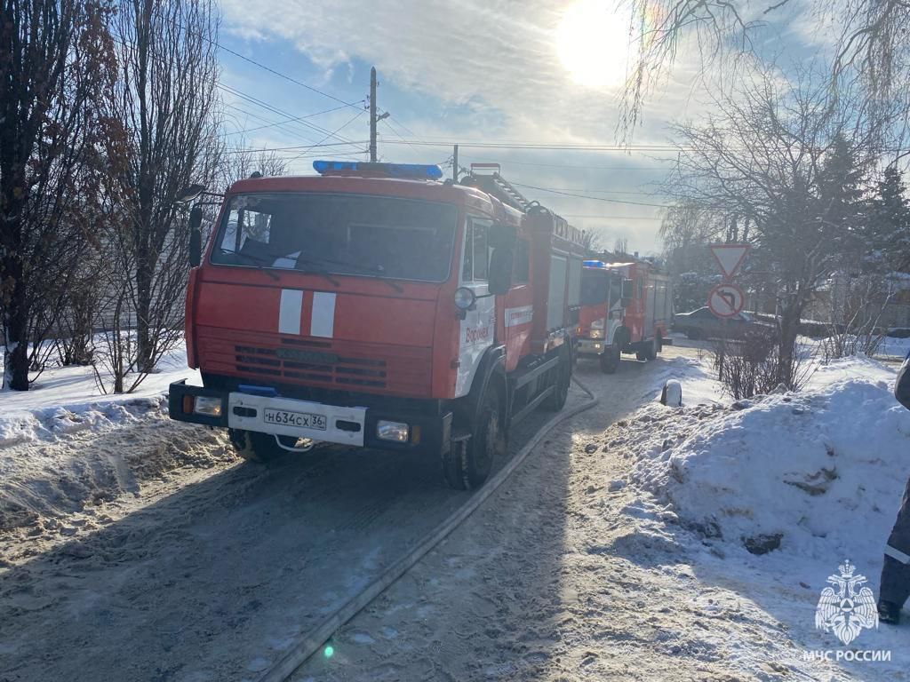 При пожаре из-за взрыва газа в Воронеже пострадал молодой мужчина