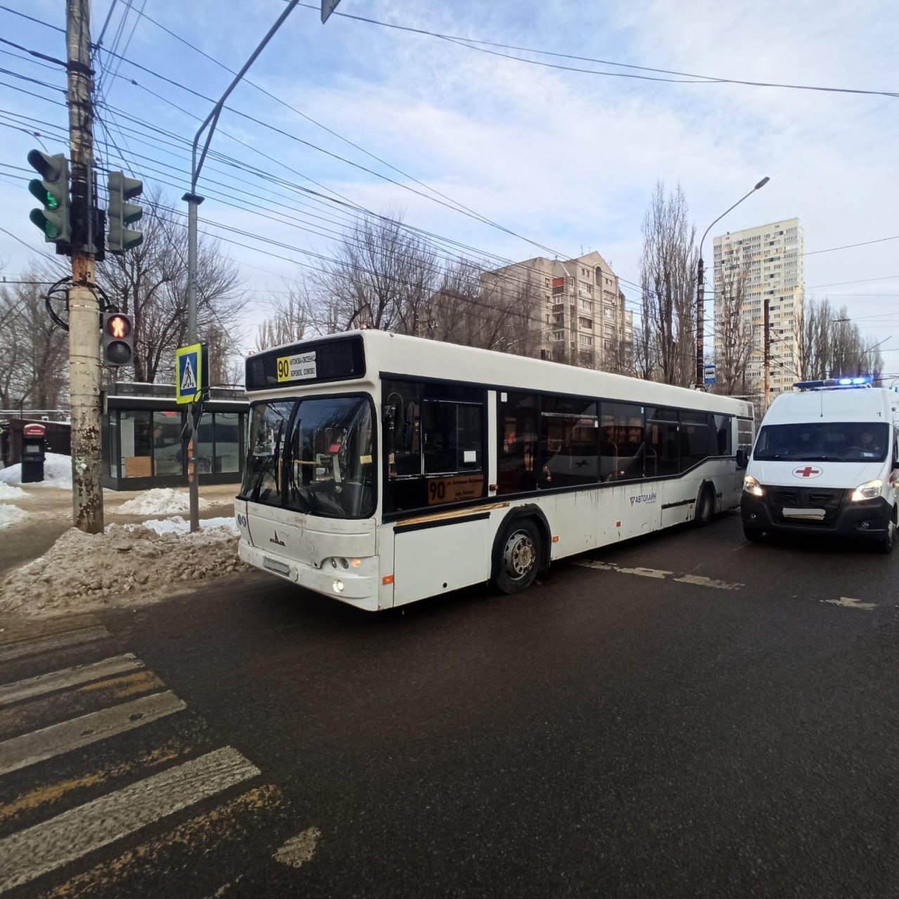 В Воронеже 90-й автобус на остановке переехал упавшего пассажира