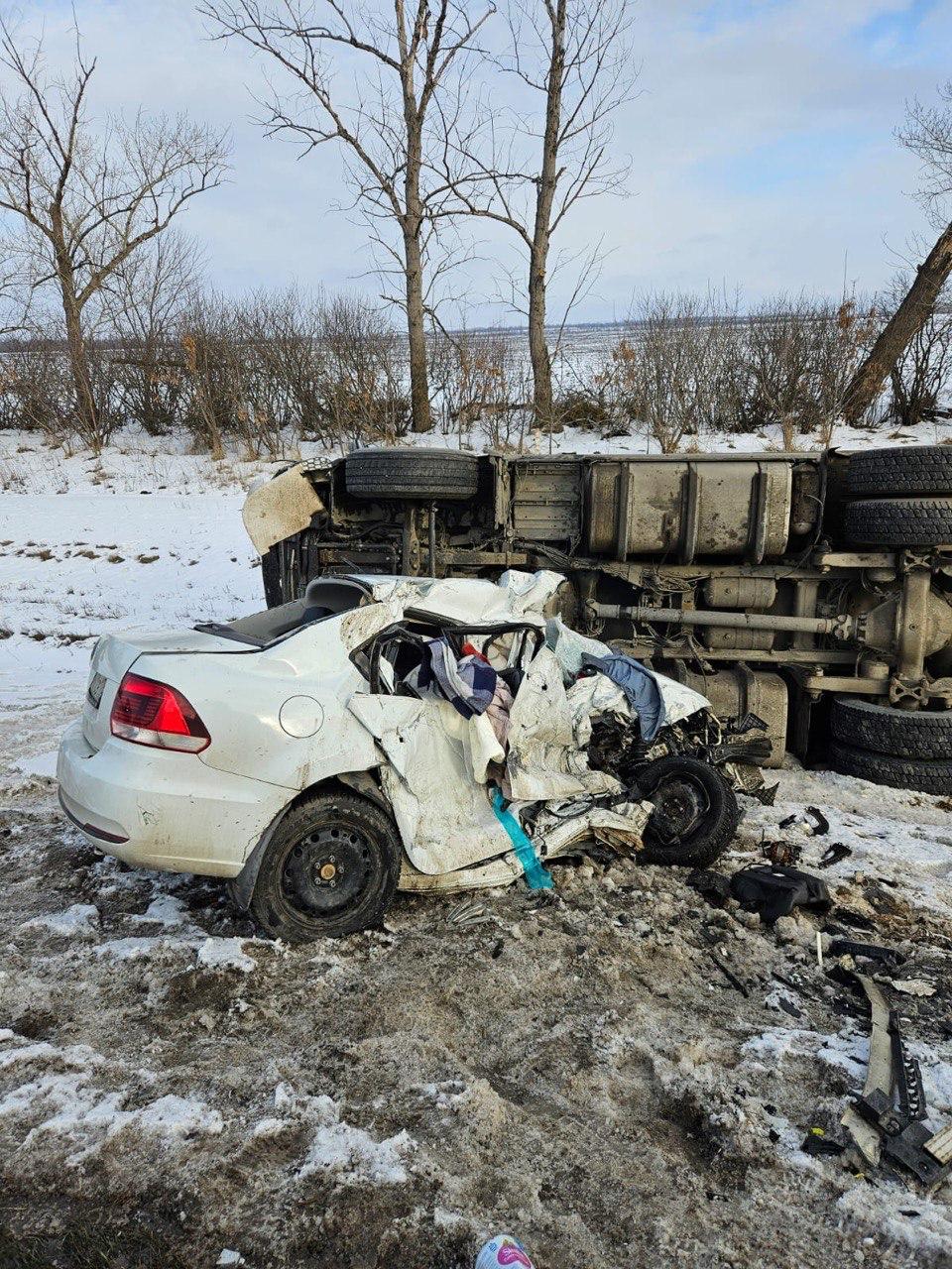 Под Воронежем автоледи с ребенком погибли после аварии с грузовиком на  встречной