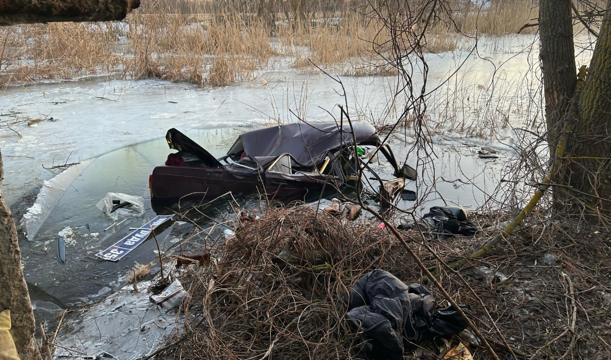 Под Воронежем парень и две девушки улетели с моста в реку на ВАЗ-21074