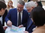Мэр Воронежа показывает экспликацию развития квартала.