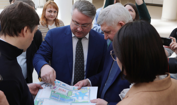 Мэр Воронежа показывает экспликацию развития квартала.