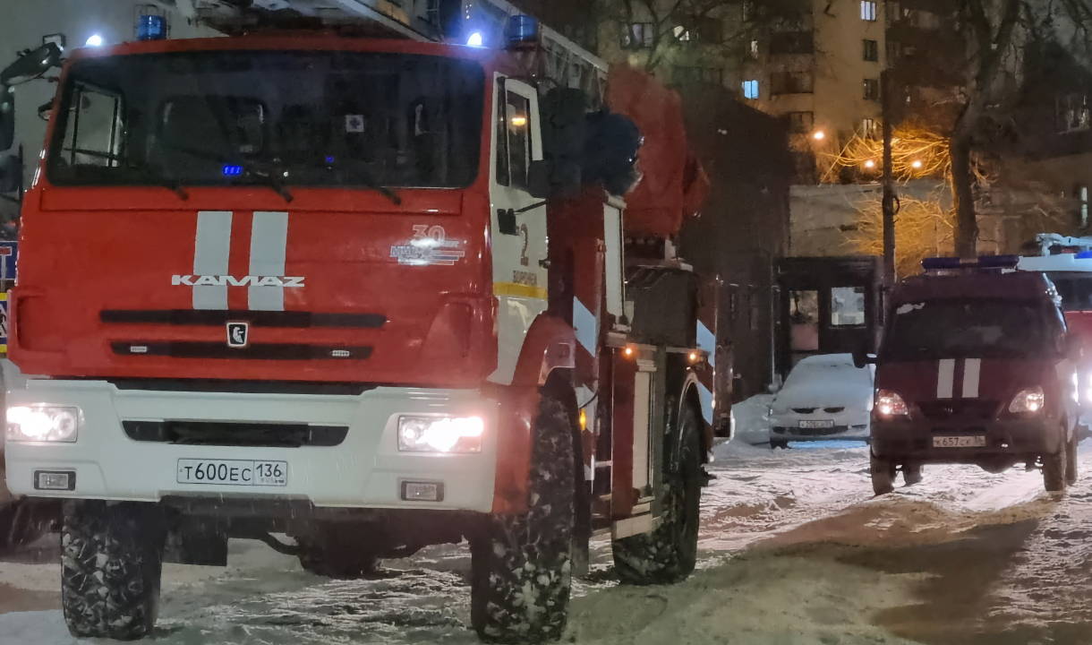 В Воронеже 16 человек приехали тушить полыхавший телевизор и мебель