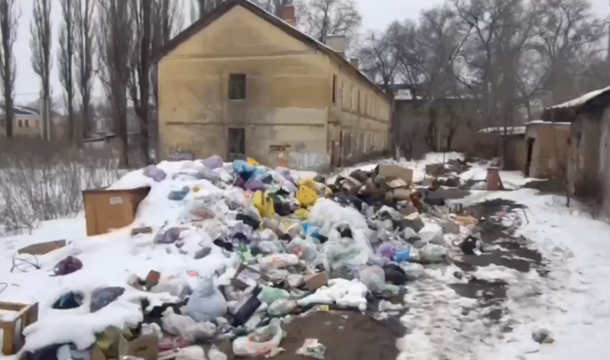 В заброшенную помойку постепенно превращается центр Семилук