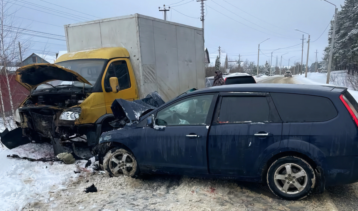 В Воронеже «Форд» вылетел на встречную и врезался в «ГАЗель»