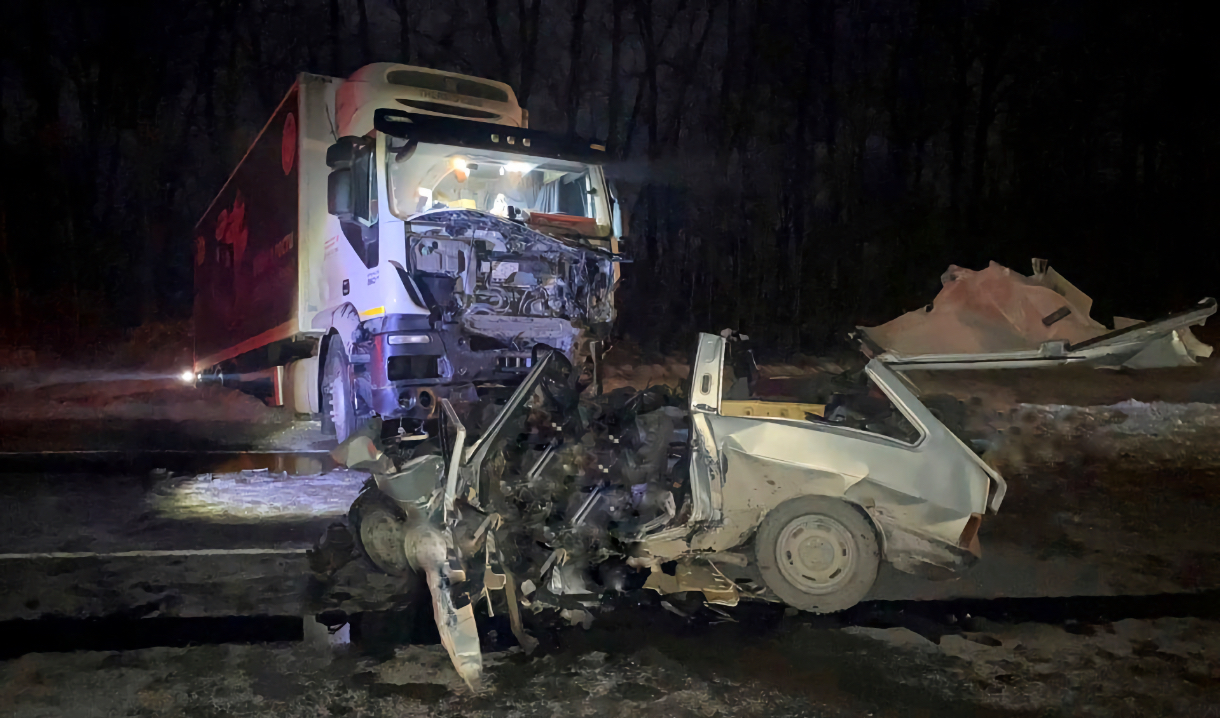 Под Воронежем 3-е мужчин погибли в столкновении ВАЗ-2108 и DAF