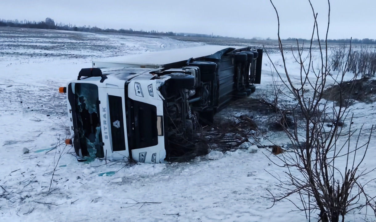 Под Воронежем грузовик опрокинулся в кювет — водитель в больнице