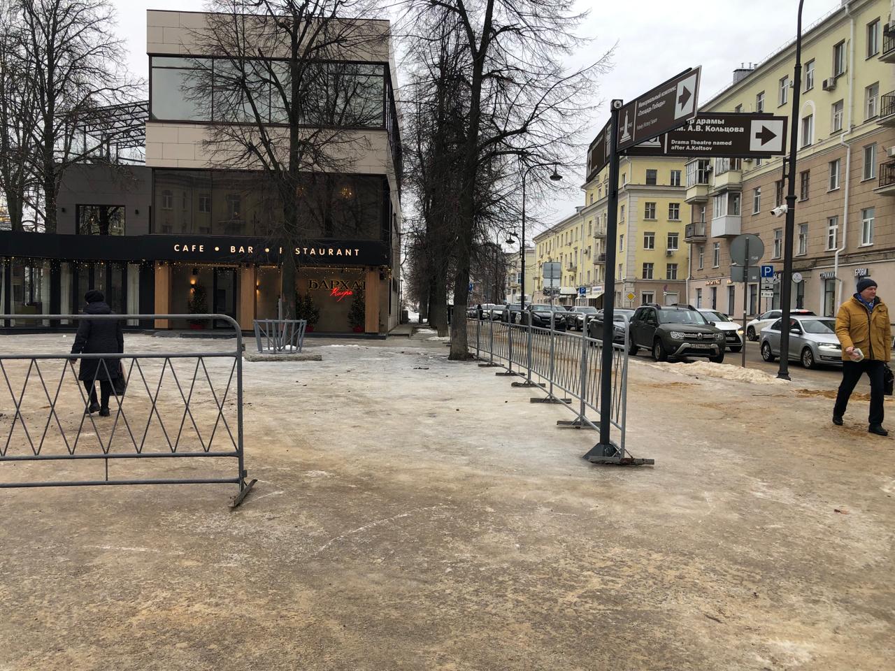 На площади установили заграждения.