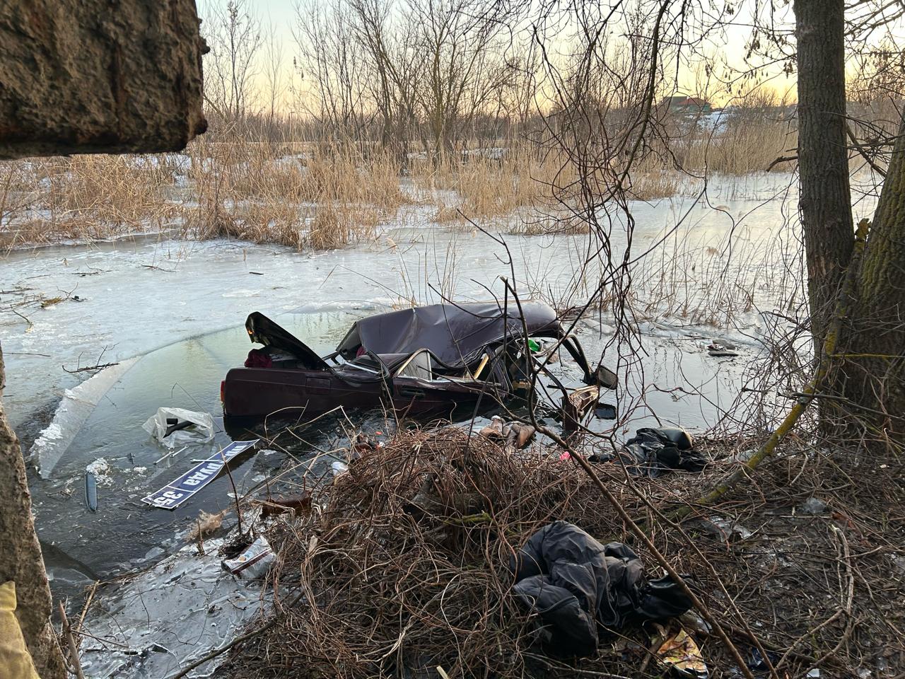 Под Воронежем парень и две девушки улетели с моста в реку на ВАЗ-21074