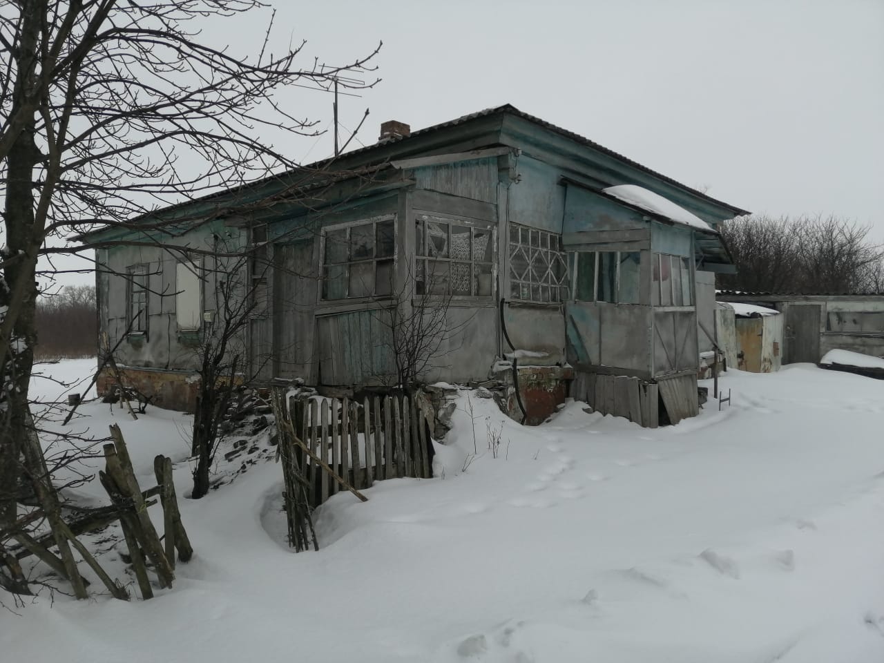 В Воронежской области из дома женщины украли посуду, инструменты и чайник