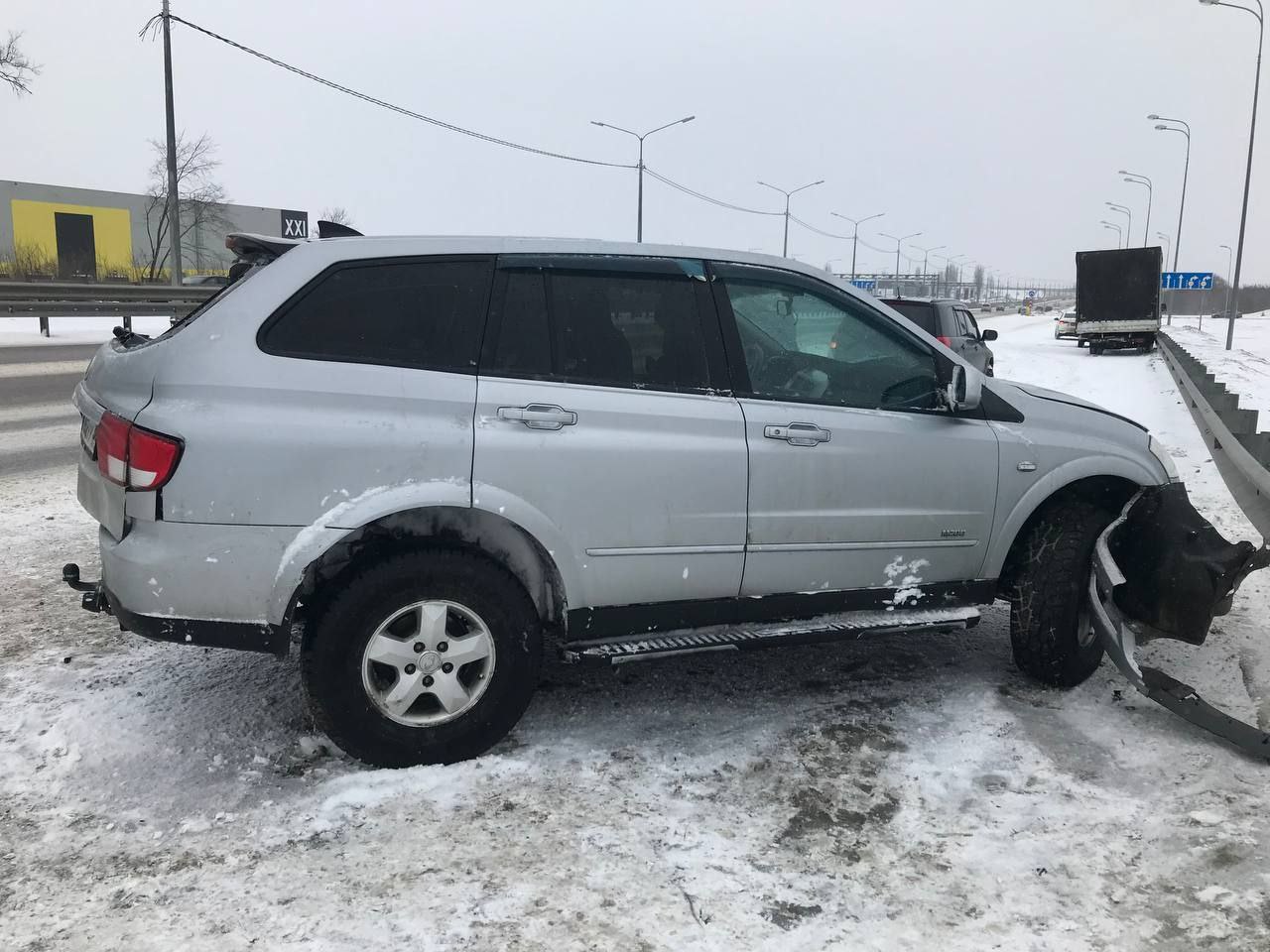 Под Воронежем в столкновении трёх авто пострадали водитель и пешеход