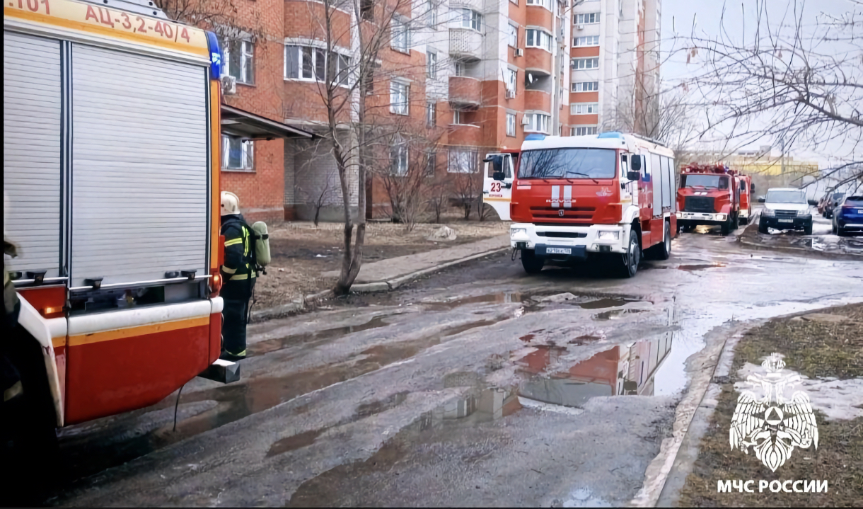 В Воронеже из-за пожара из дома эвакуировали 10 взрослых и 8 детей