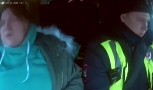 Полицейские отвезли женщину в роддом.