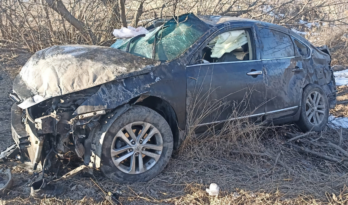 Под Воронежем Nissan Teana врезался в дом, а затем вылетел в кювет