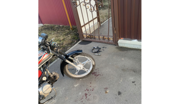 Мотоцикл врезался в калитку.