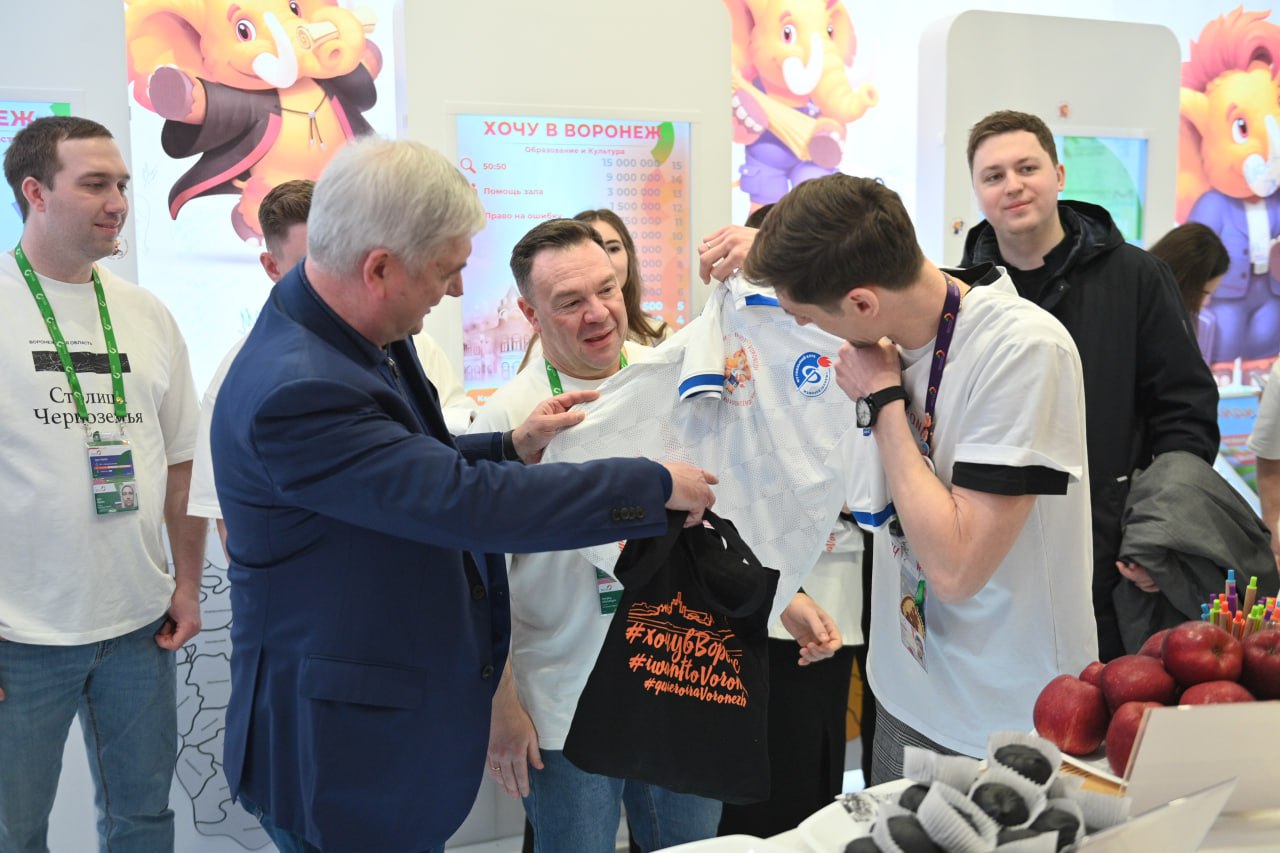 Как Александр Гусев посетил стенд Воронежской области на ВФМ-2024.