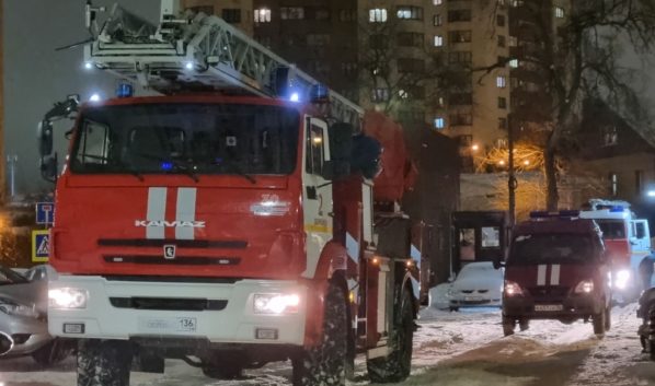 Пожарные потушили огонь поздно вечером.