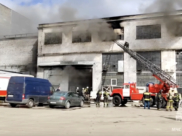 Тушение пожара на заводе на улице Солнечной.