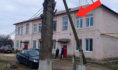 Такое положение столба энергосетевую компанию не смущает.
