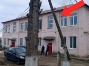 Такое положение столба энергосетевую компанию не смущает.