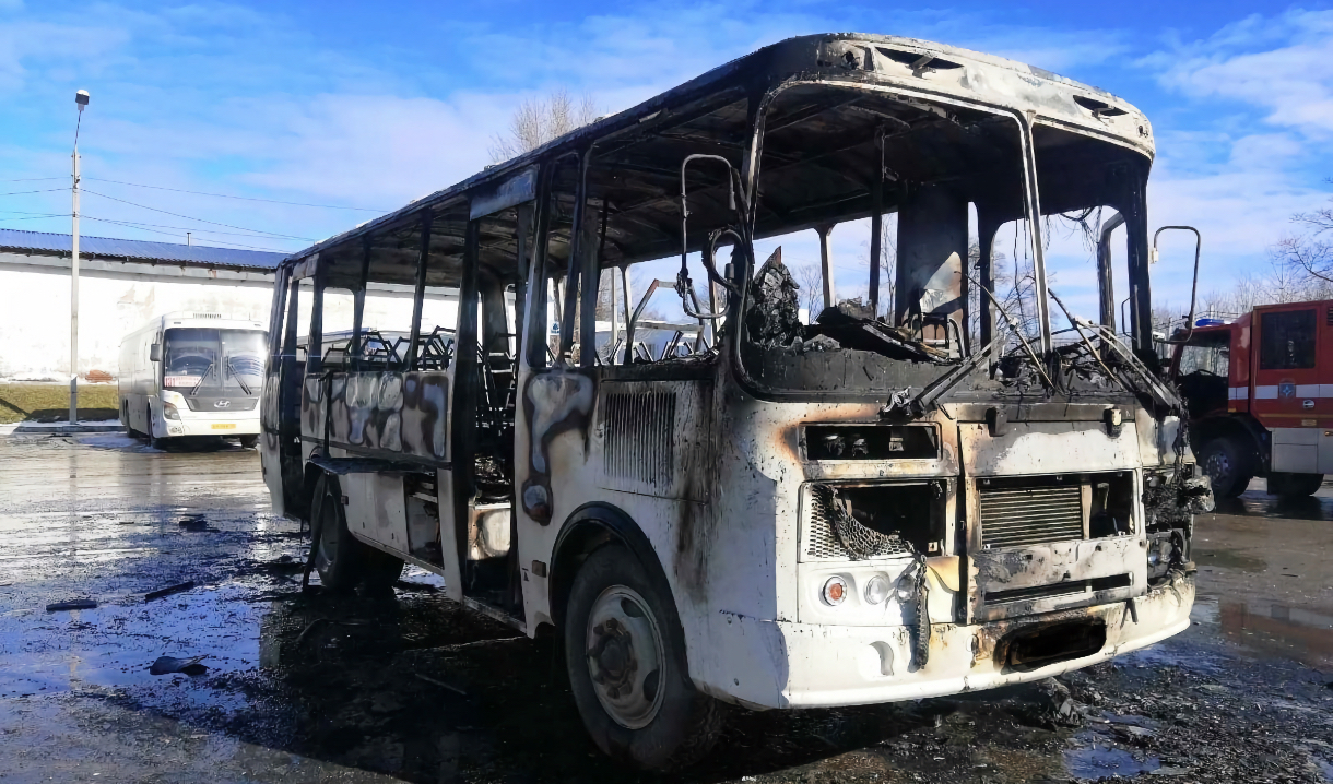 В селе под Воронежем огонь полностью уничтожил автобус «ПАЗ»