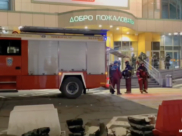 Пожарные около торгового центра.