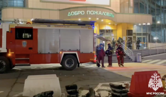 Пожарные около торгового центра.