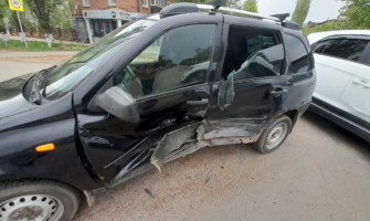 Водитель и пассажирка этого авто пострадали.