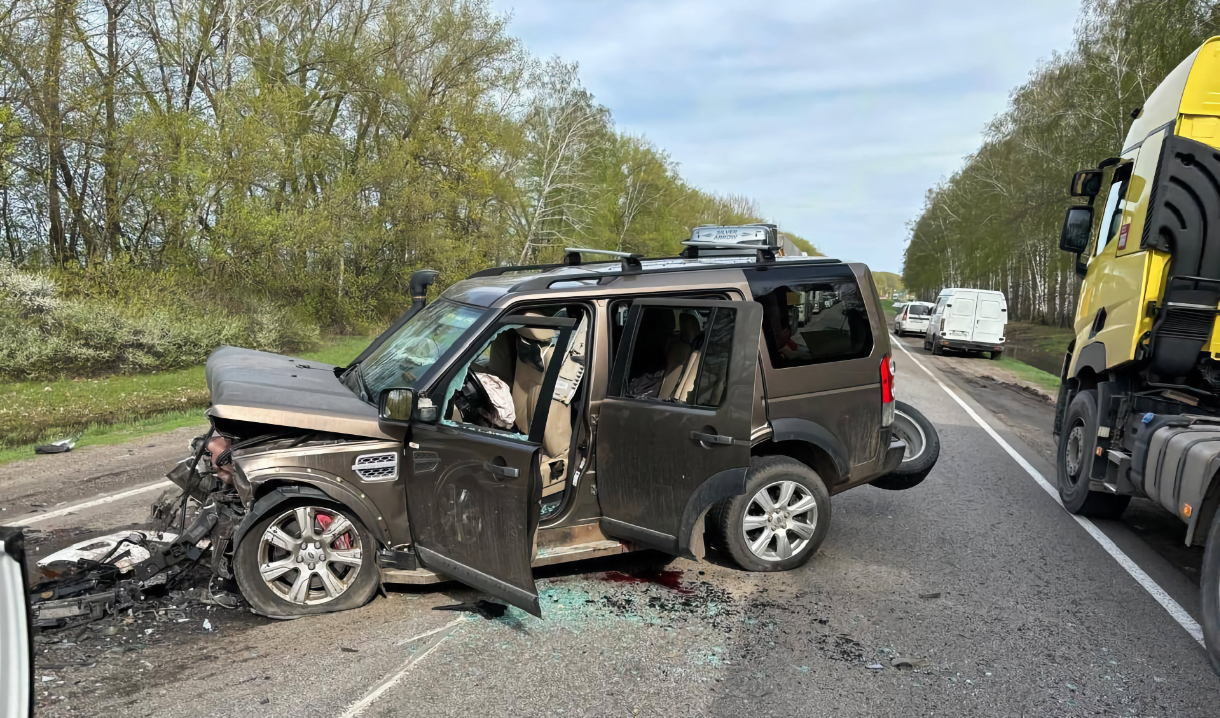 Под Воронежем в столкновении Land Rover и Volvo погибли 2 человека и 5  пострадали