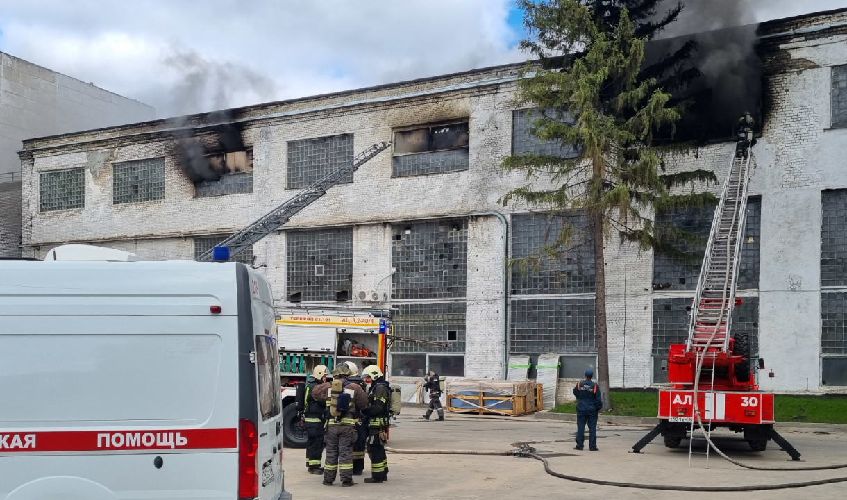 Трудинспекция выехала на место пожара в цехе Воронежа, где погибли три  человека