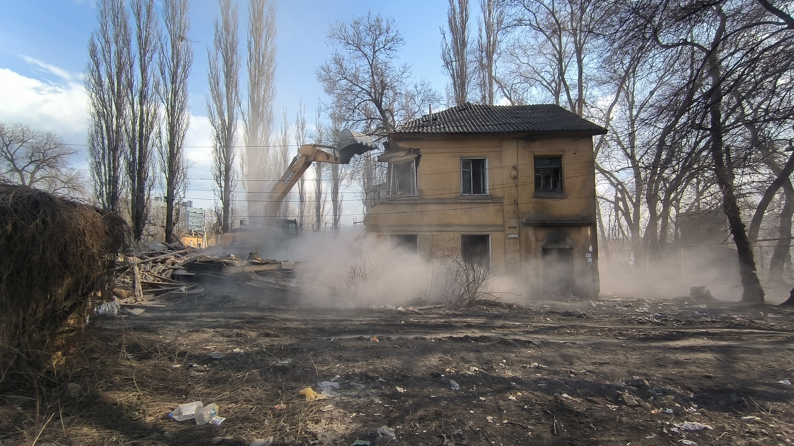 В Семилуках начали сносить опасные расселенные дома